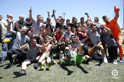 Los jugadores del Racing festejan el ascenso.