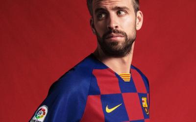 Piqué, con la nueva camiseta (Foto: FCB).