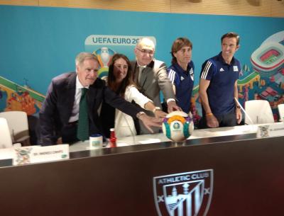 Los cuatro embajadores de la Euro 2020 posan en San Mamés (Foto: DMQ Bizkaia).