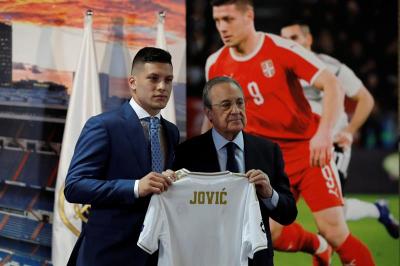 Florentino Pérez y Jovic con la camiseta del Real Madrid.