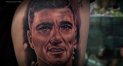 El tatuaje con la cara de Reyes.