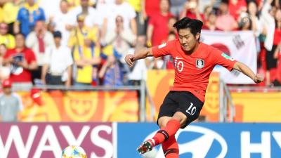 Kangin lanza el penalti para el 0-1. (Foto: FIFA)