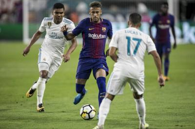 Neymar, ante Casemiro (Foto: EFE). 