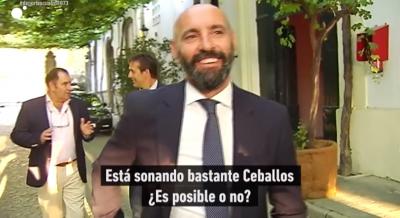 Monchi sonríe al ser preguntado por Ceballos.