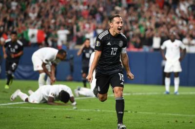 Guardado celebra uno de sus goles a Canadá.