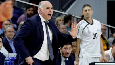 Pablo Laso da instrucciones a sus jugadores desde la banda.