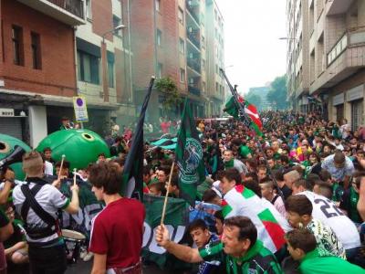 Kalejira de la afición del Sestao River rumbo a Las Llanas (Foto: DMQ Bizkaia).
