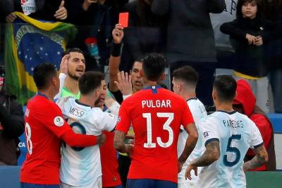 Mario Díaz de Vivar muestra a Leo Messi la tarjeta roja durante el Argentina-Chile de la Copa América.