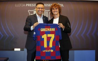 Griezmann posa junto a Bartomeu sujetando la camiseta del Barcelona (Foto: FCB). 