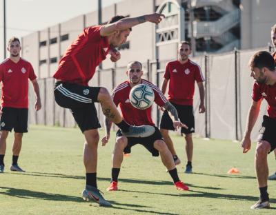 Sergi Guardiola controla un balón en un entrenamiento en Estados Unidos (Foto: Real Valladolid).