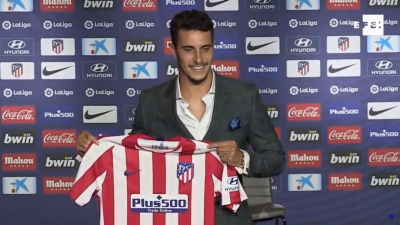 Mario Hermoso posa con la camiseta del Atlético de Madrid (Foto: EFE).