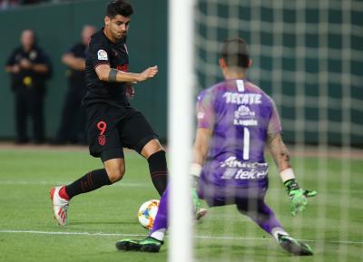 Morata dispara durante el partido ante Chivas (Foto: ATM). 