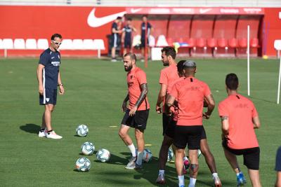 Lopetegui y Aleix Vidal, en un entrenamiento del Sevilla (Foto: Kiko Hurtado).