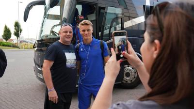 Martin Odegaard se hace una foto con un aficionado (Foto: Real Sociedad)