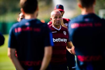Paco López en un entrenamiento. (Foto: Levante UD)