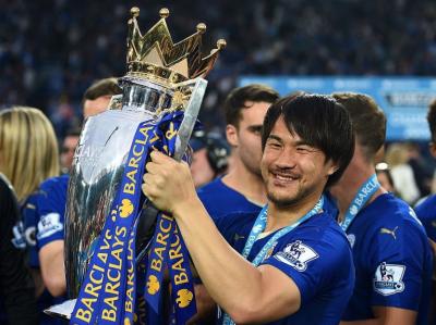 Shinji Okazaki, con el título de la Premier League. 