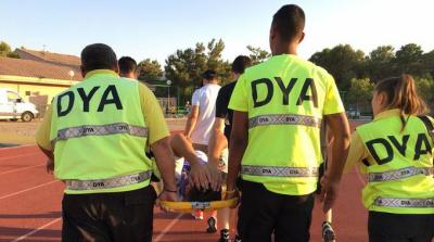 Los sanitarios portan en camilla a David Mayoral, tras lesionarse ante el Málaga en Coín.