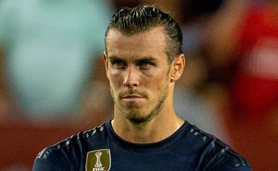 Gareth Bale mira seriamente en un partido del Real Madrid.