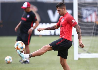 Vitolo le da patadas a un balón en un entrenamiento del Atleti (Foto: Atlético).