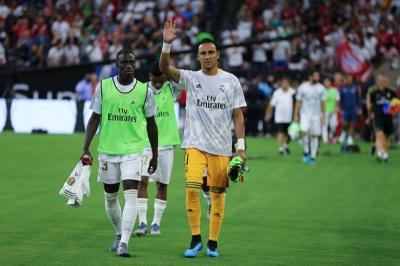 Keylor Navas saluda a los aficionados en su salida al campo en el partido ante el Bayern. 