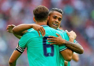 Mariano celebra con Nacho uno de los goles ante el Fenerbahce. 