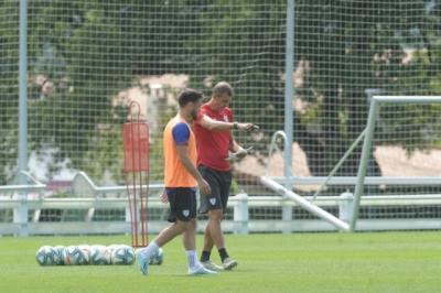 Gaizka Garitano da indicaciones a Unai López en el último entrenamiento (Foto: Athletic Club).