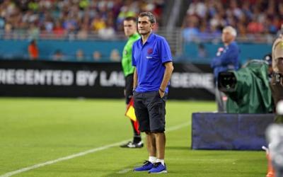 Ernesto Valverde da instrucciones desde la banda en partido de pretemporada (Foto: FCB). 