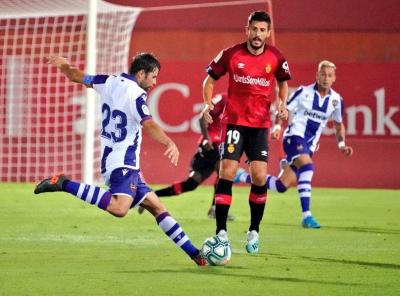 Coke disparando durante el Mallorca - Levante. (Foto: Levante UD)