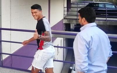 Pedro Porro levanta el pulgar en su llegada a Zorrilla.