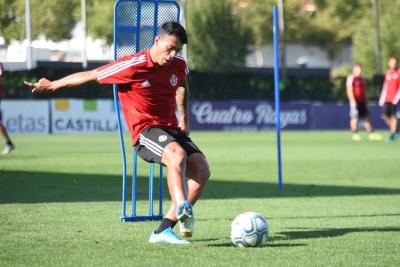 Pedro Porro golpea al balón en su primer entrenamiento con el Real Valladolid (Foto: Real Valladolid).
