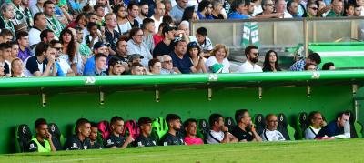 Una imagen del banquillo plagado de canteranos durante el Racing-Málaga (Foto: LaLiga).