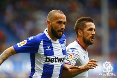 Miramón defiende a Aleix Vidal. 