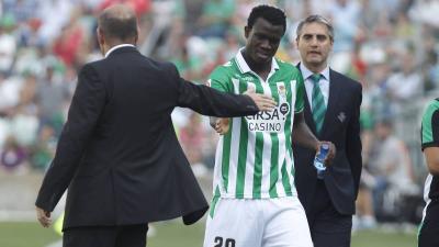 Nosa Igiebor saluda a Mel en su etapa en el Real Betis.