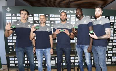 Varios fichajes del Coosur Betis posan con losa abonos de la temporada (Foto: Kiko Hurtado).
