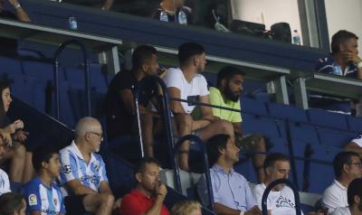 Benkhemassa, a la izquierda, en el palco durante el Málaga-Las Palmas.