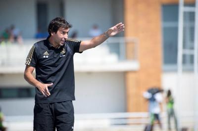 Raúl da órdenes a los jugadores del Real Madrid Castilla desde la banda.