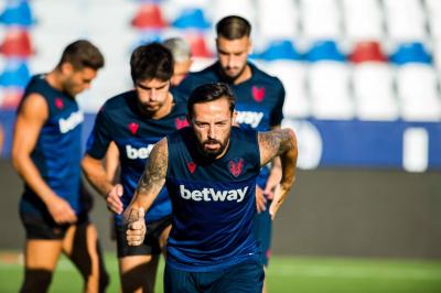 Morales durante un entrenamiento. (Foto: Levante UD)