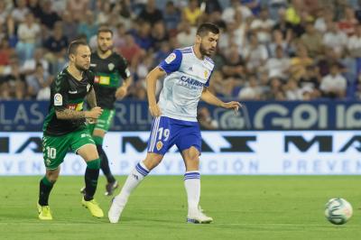 Papu da un pase en el partido ante el Elche en La Romareda (Foto: Daniel Marzo)
