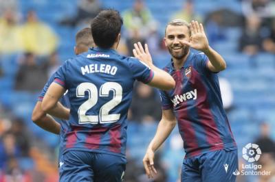 Mayoral felicita a Melero. (Foto: LaLiga)