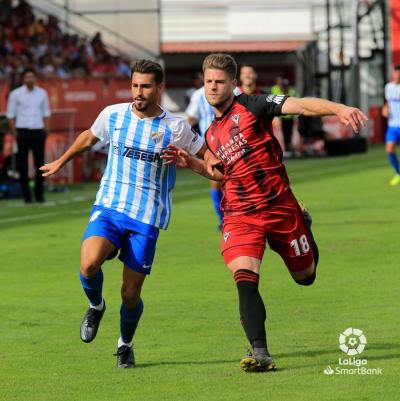 Luis Muñoz pugna en carrera con Mario Barco (Foto: LaLiga).