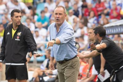 Víctor Fernández da indicaciones a los suyos durante el Real Zaragoza-Extremadura (Foto: Dani Marzo).