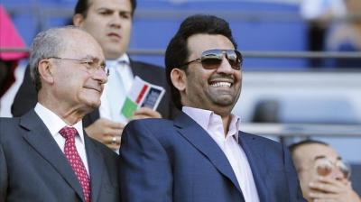 El alcalde y el jeque Al-Thani, en La Rosaleda (Foto: EFE).