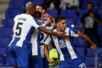 Los jugadores del Espanyol celebran el gol de Matías Vargas ante el Ferencvaros. 