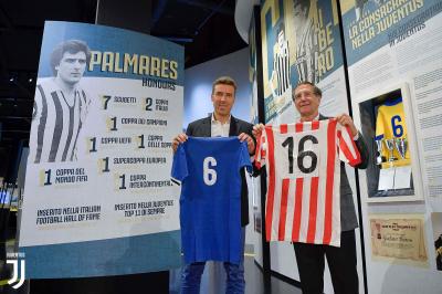 El hijo de Scirea, Riccardo, y Carlos Ruiz se intercambian las camisetas de Athletic y Juventus.