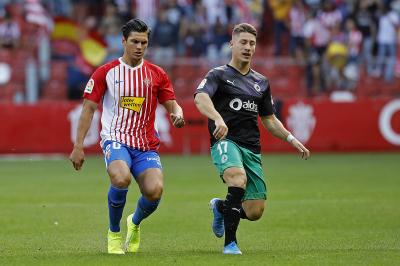 Cristian Salvador, en un lance del Sporting-Racing.