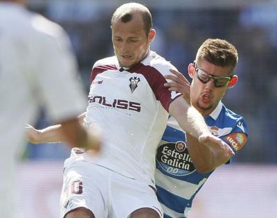 Montero defiende a Zozulya durante el Dépor-Albacete (Foto: LaLiga).