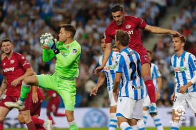 Remiro, en un lance del Real Sociedad-Alavés (Foto: LaLiga).