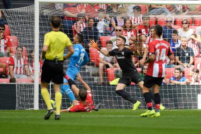 Unai Simón evita un mano a mano con Maxi Gómez (Foto: Athletic Club)