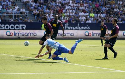 Sadiku, porfiando por un balón.