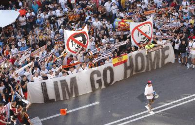 Protestas contra Lim en el Valencia-Alavés (Foto: David González)